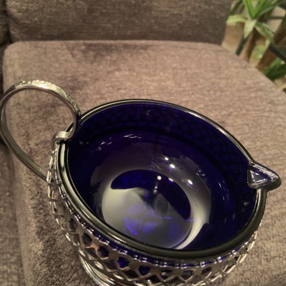 Vintage Cobalt blue sugar and cream bowls in silver plate basket - Picture 4 of 5